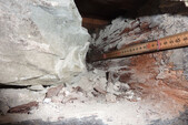 Support de poutres de plafond dans le mur extérieur de la cave à vin avant la rénovation