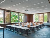 Viel Holz: Angenehme Atmosphäre im Klassenzimmer