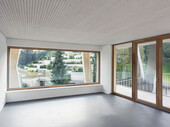 Vue dégagée sur l'extérieur grâce aux grandes baies vitrées