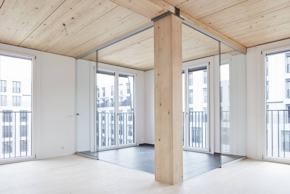 Loggia mit Stützen und Decken in Holzbauweise
