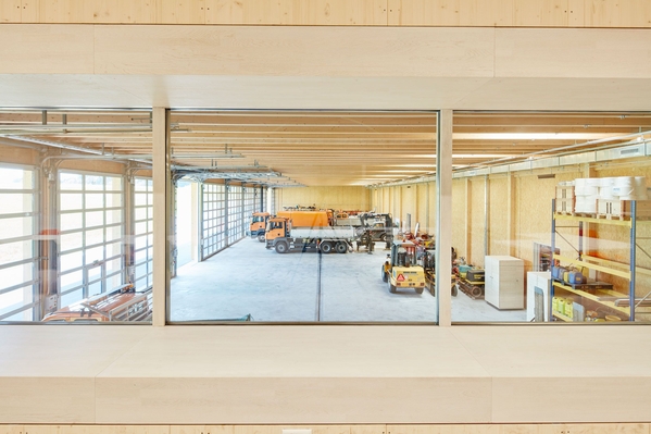 Blick von der Cafeteria, dem Herzen des Werkhofs, auf den grosszügigen Parkplatz