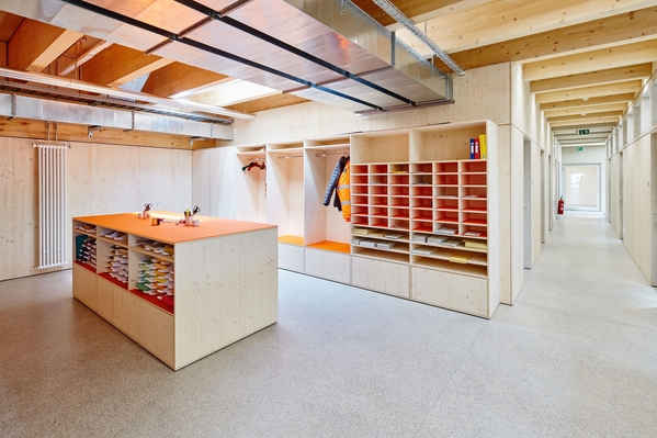 Die Bürozone des Werkhofs: Holz wurde auch für den Innenausbau verwendet (Fotos: Nils Sandmeier)