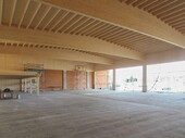 Vue vers l'intérieur : Les traverses de 25 mètres de long supportent le toit du hall