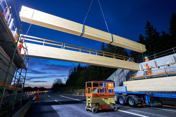 ...und werden in einem Stück auf die Betonfundamente gesetzt.
(Fotos: Nils Sandmeier)