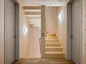 Une cage d'escalier tout en bois