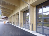 La construction est presque entièrement en bois local et porte le Certificat d'origine bois suisse (CBS).