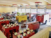 Le dépôt des pompiers et les véhicules d'intervention ont également leur place dans le hall.