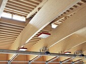 Détail des grandes et lourdes fermes d'arc en bois