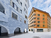 Les immeubles d'appartements se trouvent sur la nouvelle place du village d'Andermatt