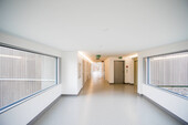 Hospital corridor with the rooms arranged on both sides (photos Vonlanthen Holzbau AG)