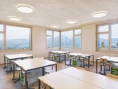 Schulzimmer mit Blick in die Bergen