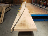 Im Detail: fischbauchförmig eingefräste Vorspannstange im Buchenträger