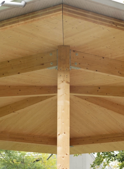 Vue sur les poteaux d'angle, raccords de poutres compris