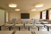 Salle de classe lumineuse avec des surfaces en bois