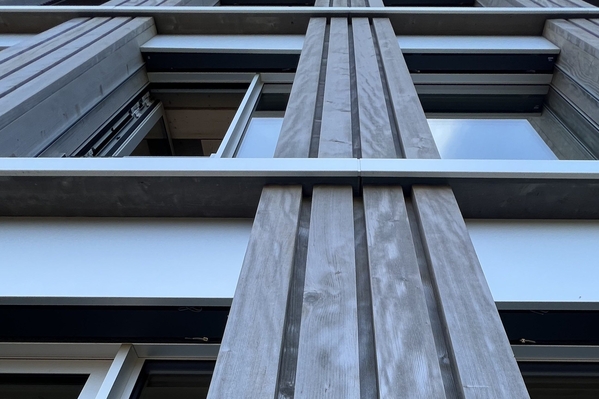 Holzfassade mit Oberflächenbehandlung.