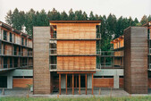 Une partie du bâtiment repose sur des poteaux